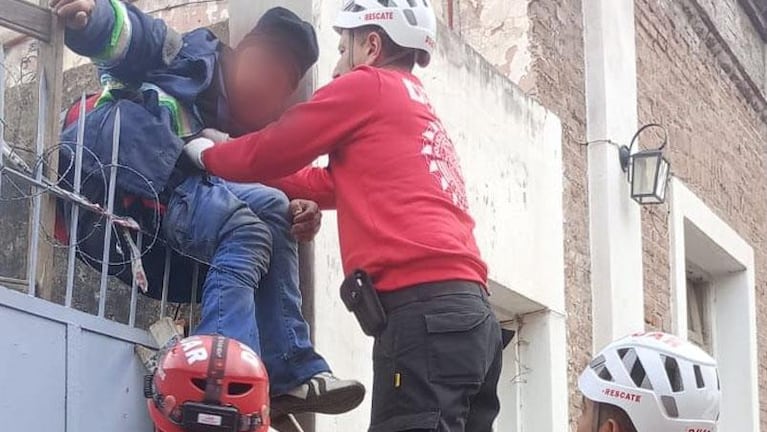 Quiso robar en una casa en Córdoba y se le clavó la reja en la cola