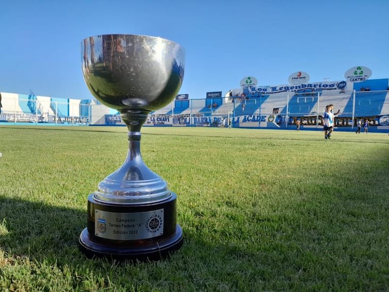 Racing campeón: así fue el recibimiento de los hinchas a los jugadores en Nueva Italia