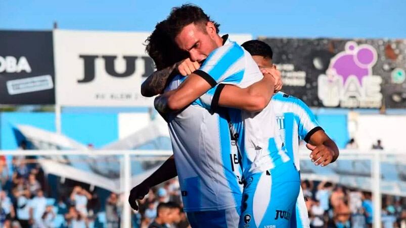 Racing respondió a tiempo y se quedó con un triunfazo.