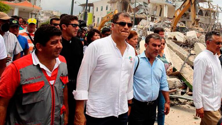 Rafael Correa junto a las víctimas del terremoto.