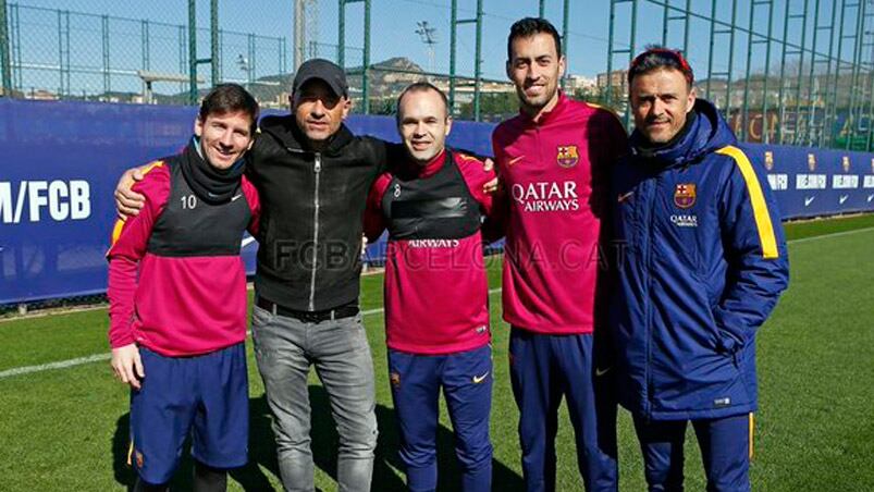 Ramazzotti con Messi, Iniesta, Busquets y Luis Enrique. 