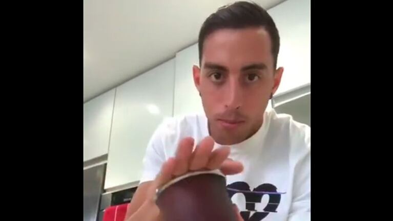 Ramiro te enseña a preparar un buen mate. Foto: Instagram
