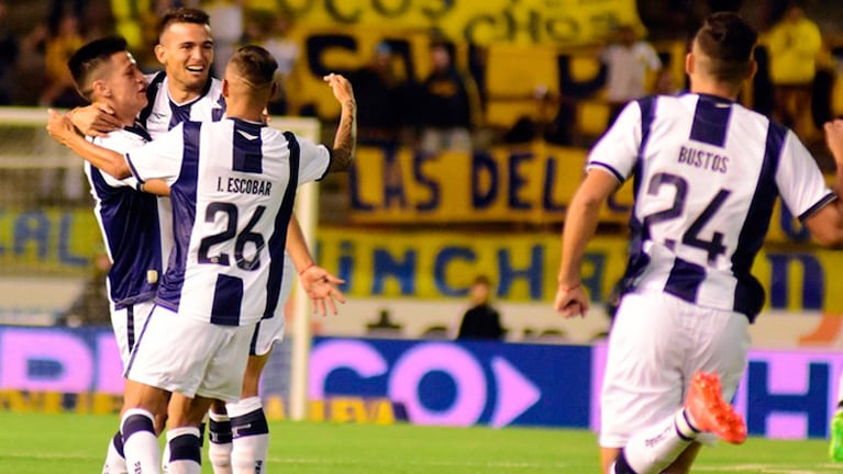 Ramis festeja el gol con sus compañeros. Foto: Prensa Talleres.