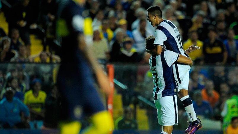 Ramis y Bebelo Reynoso, los grandes responsables de la alegría albiazul en La Boca. Foto: Prensa Talleres.