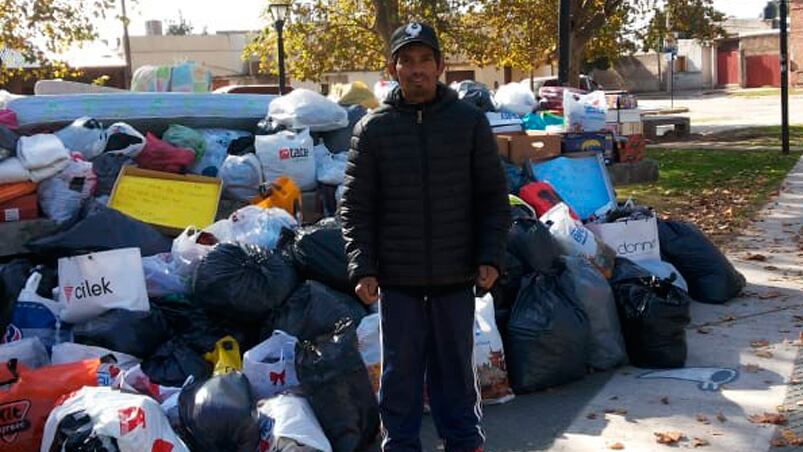 Ramón Contreras recibe donaciones a cambio de sus changas.