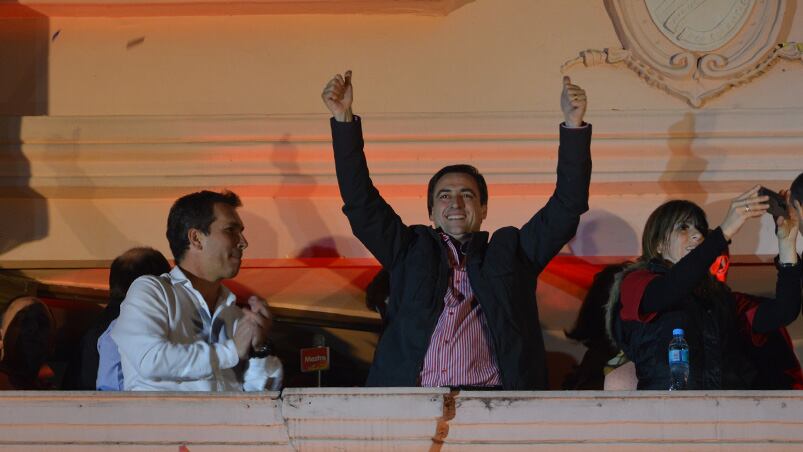 Ramón Mestre levanta los brazos para celebrar la victoria. Foto: Lucio Casalla.