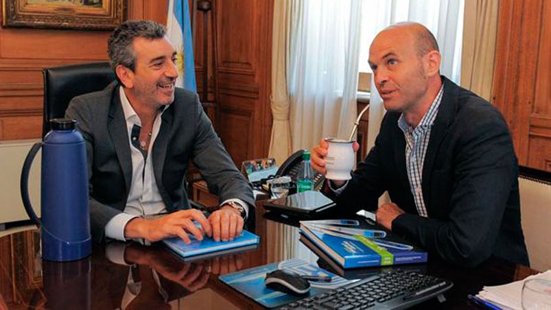 Randazzo y Dietrich tomaron unos mates en medio de la transición.