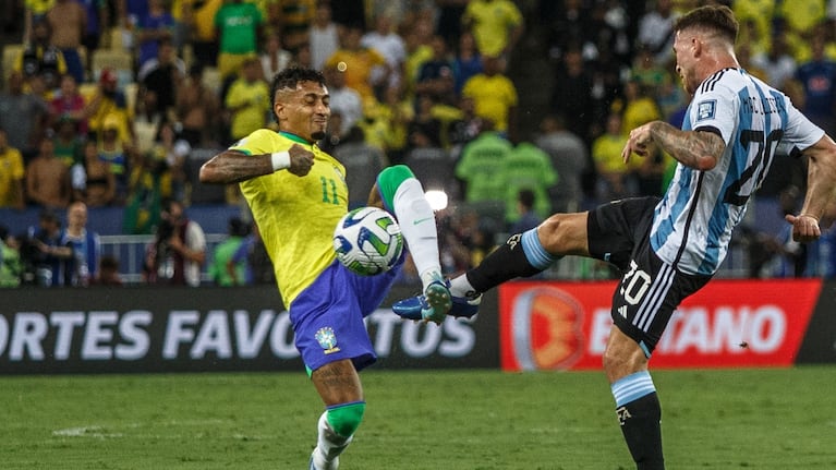 Raphninha y Mac Allister en el último duelo entre ambas selecciones, que fue triunfo de Argentina.
