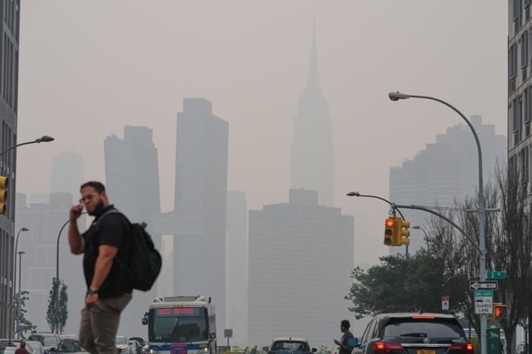 Rascacielos ocultos por el humo. (Foto: AP)
