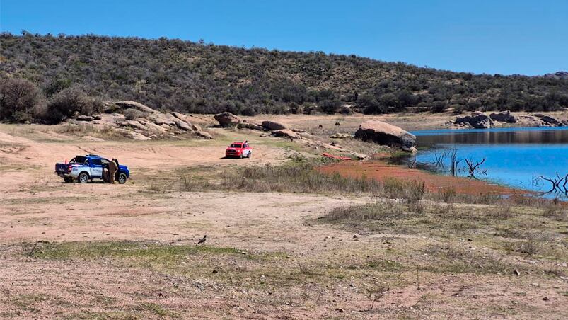 Rastrillajes en la zona donde desapareció el hombre y su hijo de 3 años. Foto: Juan Pablo Lavisse / El Doce.