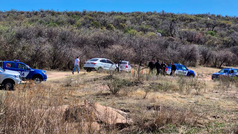 Rastrillajes en la zona donde desapareció el hombre y su hijo de 3 años. Foto: Juan Pablo Lavisse / El Doce.
