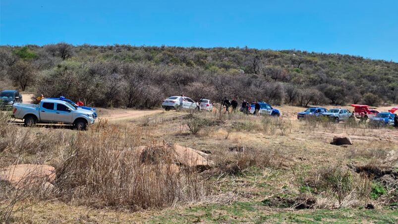 Rastrillajes en la zona donde desapareció el hombre y su hijo de 3 años. Foto: Juan Pablo Lavisse / El Doce.