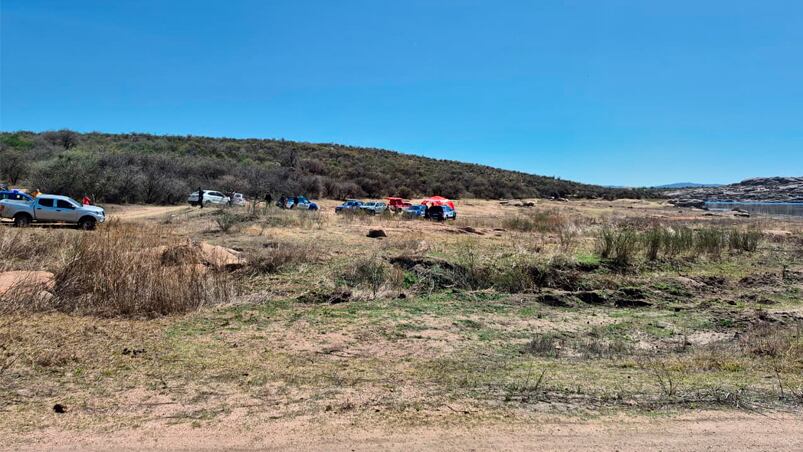 Rastrillajes en la zona donde desapareció el hombre y su hijo de 3 años. Foto: Juan Pablo Lavisse / El Doce.
