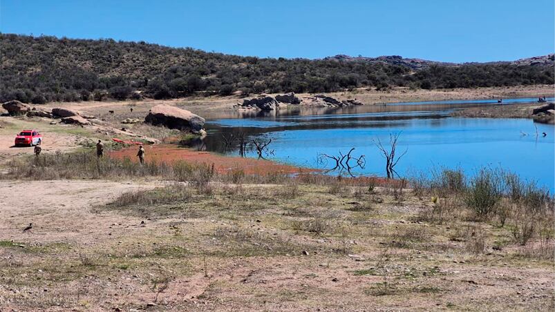 Rastrillajes en la zona donde desapareció el hombre y su hijo de 3 años. Foto: Juan Pablo Lavisse / El Doce.