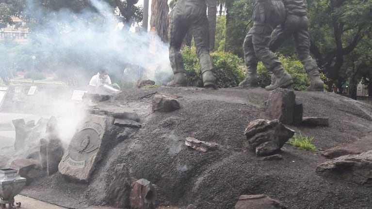 Ratas muertas: la Municipalidad fumigó la Plaza San Martín