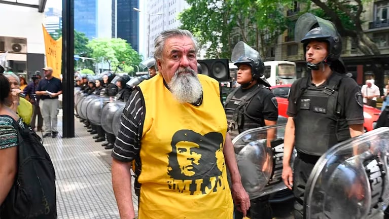 Raúl Castells tuvo que protestar en la vereda. Foto: Infobae.