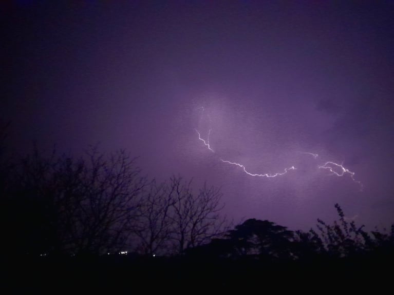 Rayo que cayó en Río Ceballos. (Gentileza: cuenta de X de Meteorafa).