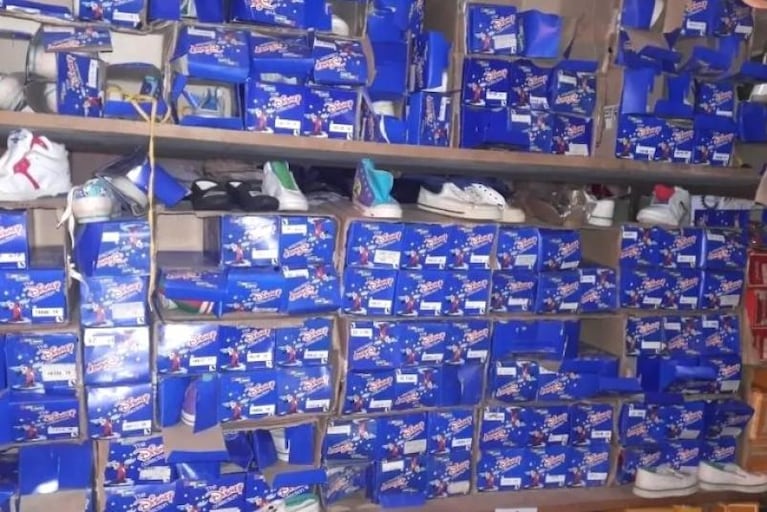 Reabrieron un depósito de Alpargatas y venden zapatillas a 800 pesos