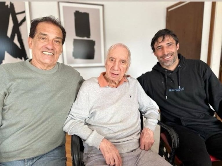 Reapareció Carlos Bilardo: la foto del encuentro en su casa con dos ex futbolistas