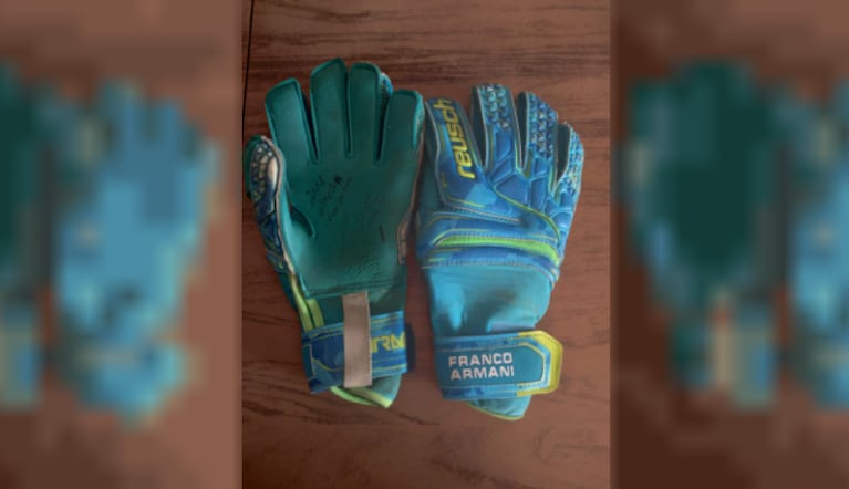 Recaudan fondos para un niño de dos años con cáncer: subastan los guantes de Franco Armani