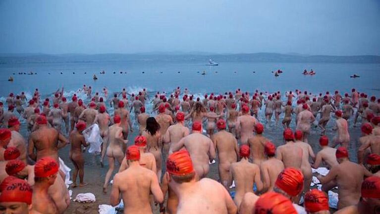 Recibieron el invierno bañándose en agua helada