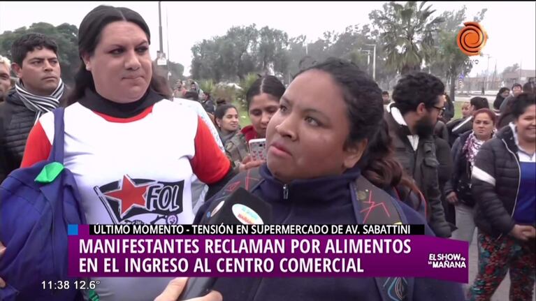 Reclamaron por alimentos al ingreso de un hipermercado