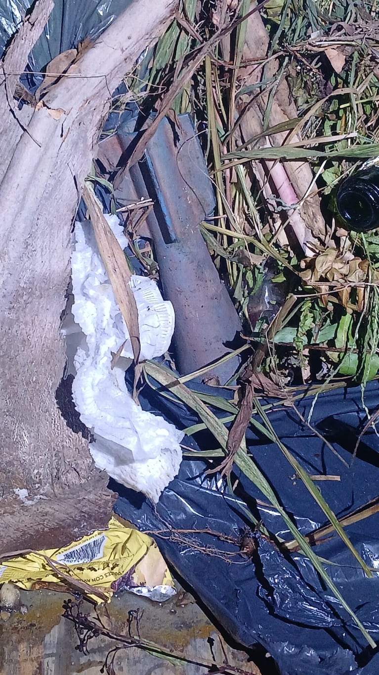 Recolectaba basura, escuchó un ruido raro y halló una bomba de aviación: la foto