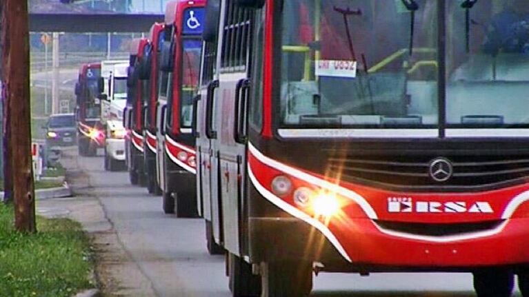Recomiendan que los taxistas y remiseron no lleven pasajeros en el asiento del acompañante.
