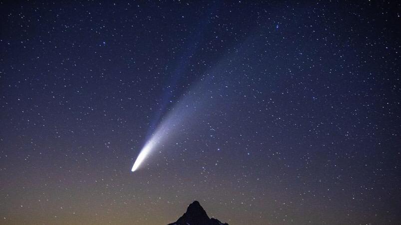 Recomiendan usar binoculares o telescopio en lugares despejados y abiertos.