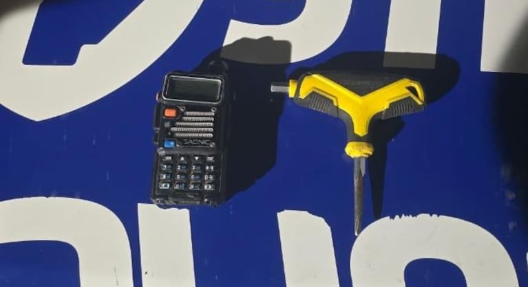 Reconoció al ladrón de su negocio en la calle y la Policía lo atrapó con un inhibidor y una ganzúa