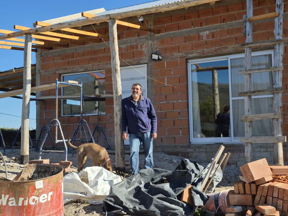 Reconstruyó su casa luego de perder todo en los incendios.