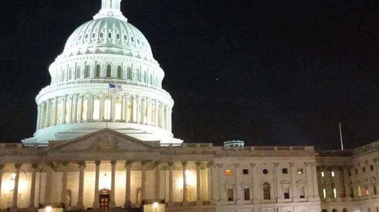 Récord mundial: un senador habló 25 horas sin parar.