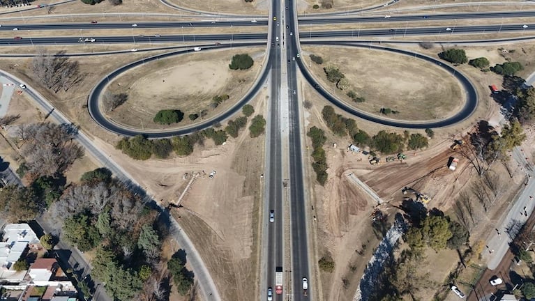 Redireccionan el tránsito por la obra del pasonivel en avenida Vélez Sársfield.
