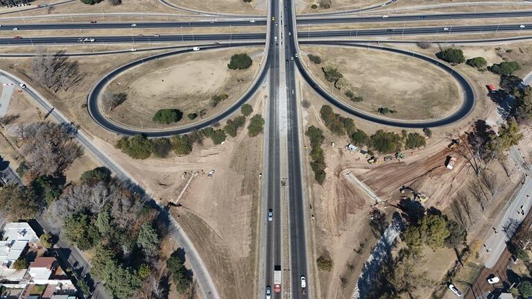 Redireccionan el tránsito por las obras del pasonivel en avenida Vélez Sársfield.