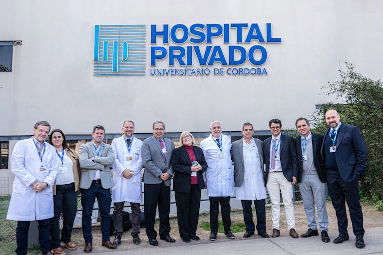 Referentes institucionales de Hospital Privado Universitario de Córdoba junto a auditores de Joint Commission International.