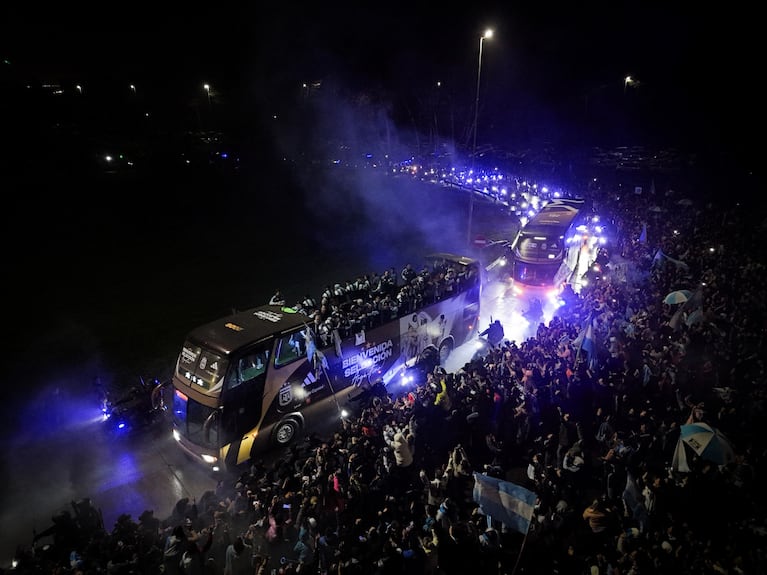 Regreso de la Selección en Ezeiza ( Clarín)