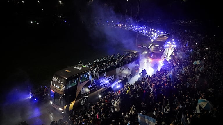 Regreso de la Selección en Ezeiza ( Clarín)