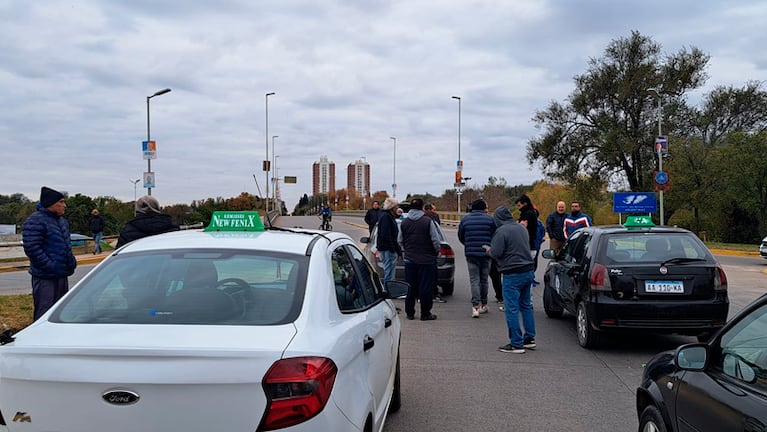 Remiseros cortaron los puentes en reclamo de más seguridad.