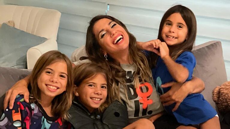Remontaron las vacaciones de Cinthia Fernández y sus hijas.