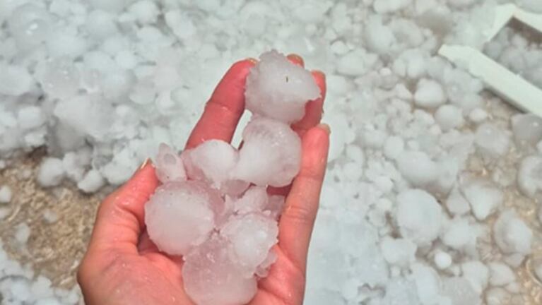 Repentina y fuerte caída de granizo duró varios minutos en Córdoba: videos y destrozos