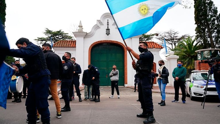 Repudio a la protesta policial en Olivos: los mensajes de Alberto Fernández y Schiaretti