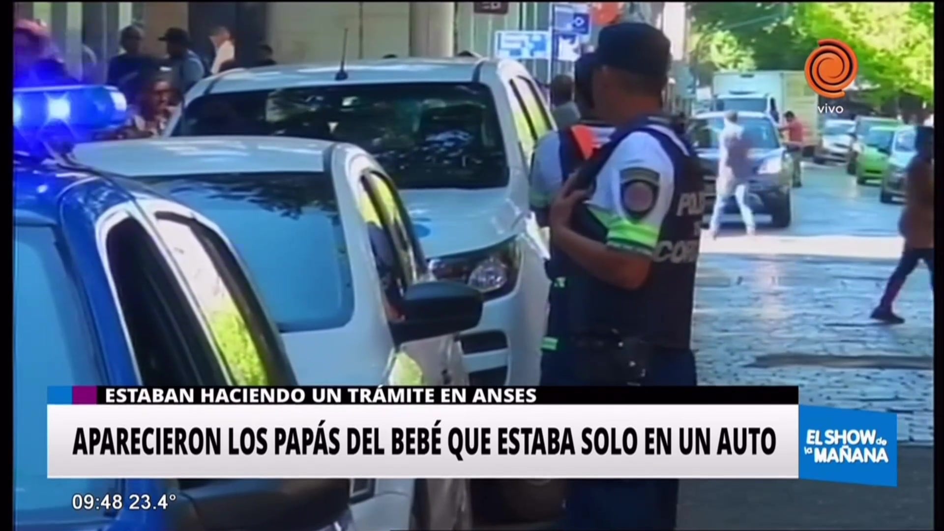 Rescatan a un bebé que estaba encerrado en un auto