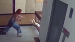 Rescatan a un niño de caer desde un cuarto piso.