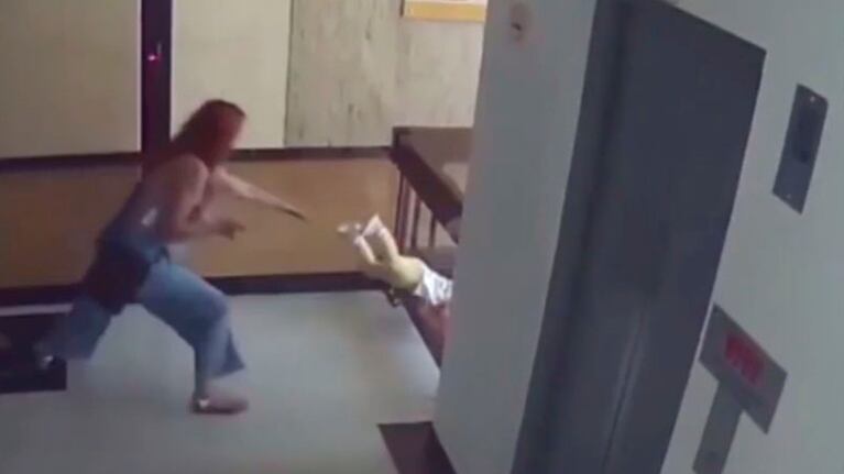 Rescatan a un niño de caer desde un cuarto piso.