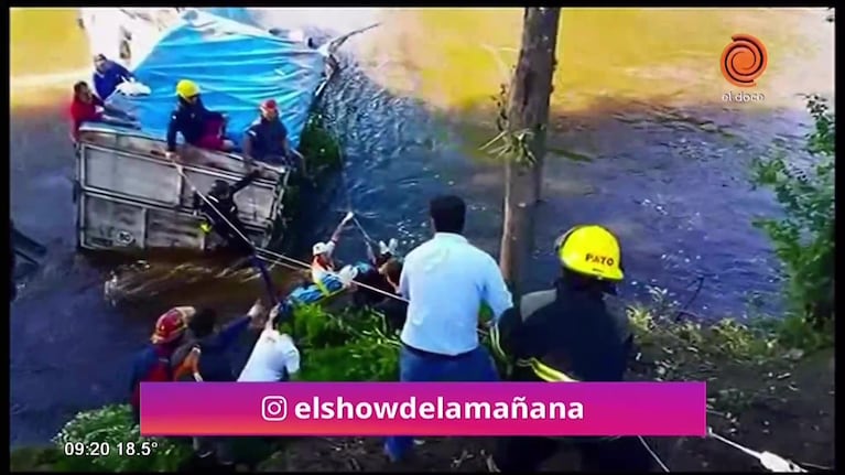 Rescatan camión que cayó al río en Calamuchita