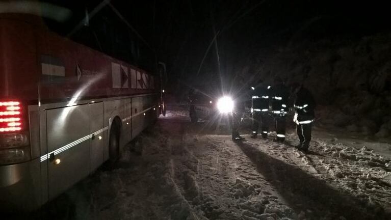 Rescataron a 38 personas en medio de la nieve