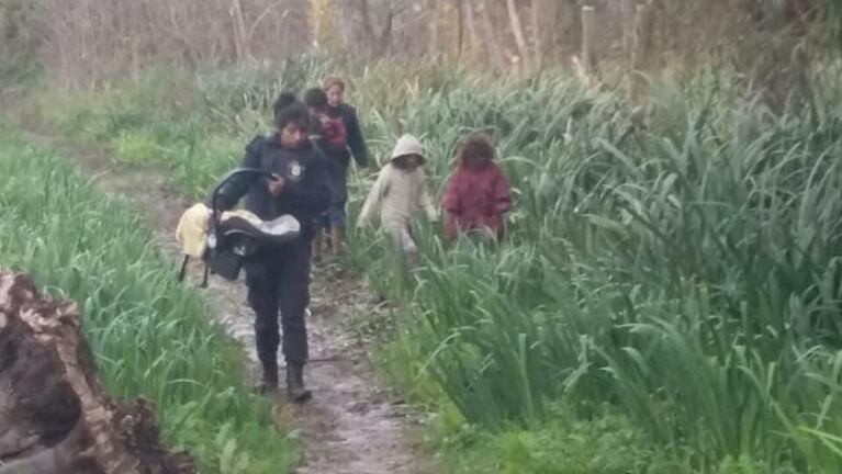 Rescataron a cinco hermanitos abandonados con frío, hambre y picaduras