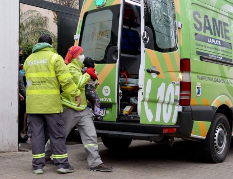 Rescataron a tres niños abandonados y encerrados en un departamento 