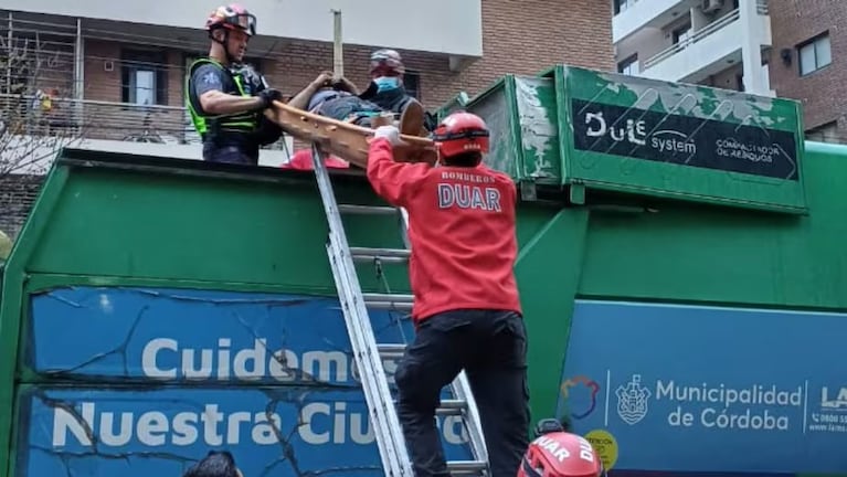 Rescataron a un hombre en situación de calle que quedó atrapado en un camión  de basura.