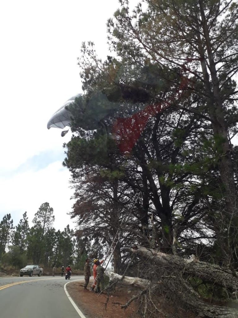 Rescataron a un paracaidista del Ejército atrapado entre los pinos de Calamuchita